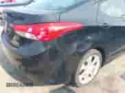 2013 Hyundai Elantra GLS z VIN KMHDH4AEXDU656597, wystawiony jako IAAI lot #42389315 z przebiegiem 173 093 mil mil oraz . Historia ofert i sprzedaży dostępna na DreamBid. Obrazek 17.