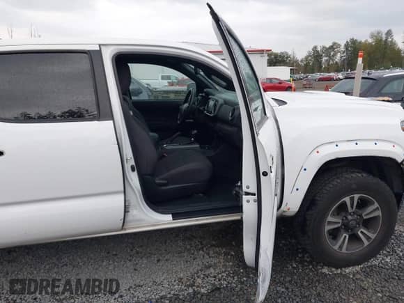 2017 Toyota Tacoma TRD Off Road z VIN 3TMDZ5BN2HM012821, wystawiony jako IAAI lot #43325557 z przebiegiem 278 781 mil mil oraz . Historia ofert i sprzedaży dostępna na DreamBid. Obrazek 5.