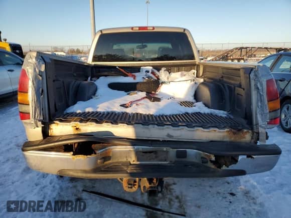 2006 GMC Sierra 1500 SLE1 z VIN 1GTEK19B66Z209712, wystawiony jako Copart lot #88213255 z przebiegiem 237 760 mil mil oraz Czysty tytuł • Clean title. Historia ofert i sprzedaży dostępna na DreamBid. Obrazek 6.
