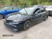 2021 Toyota Camry SE Nightshade z VIN 4T1T11AK9MU430894, wystawiony jako IAAI lot #43127250 z przebiegiem 80 059 mil mil oraz . Historia ofert i sprzedaży dostępna na DreamBid. Obrazek 2.