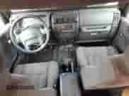 2003 Jeep Wrangler X z VIN 1J4FA39S23P359983, wystawiony jako Copart lot #59469005 z przebiegiem 118 585 mil mil oraz Czysty tytuł • Clean title. Historia ofert i sprzedaży dostępna na DreamBid. Obrazek 8.