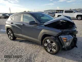 2024 Hyundai Kona SEL z VIN KM8HB3AB4RU046429, wystawiony jako Copart lot #67695904 z przebiegiem 9 300 mil mil oraz Szkoda całkowita • Salvage title. Historia ofert i sprzedaży dostępna na DreamBid. Obrazek 4.