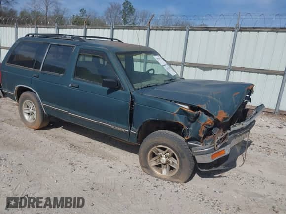 1994 Chevrolet Blazer z VIN 1GNCS13W3R0180933, wystawiony jako IAAI lot #41823501 z przebiegiem 259 563 mil mil oraz . Historia ofert i sprzedaży dostępna na DreamBid. Obrazek 1.