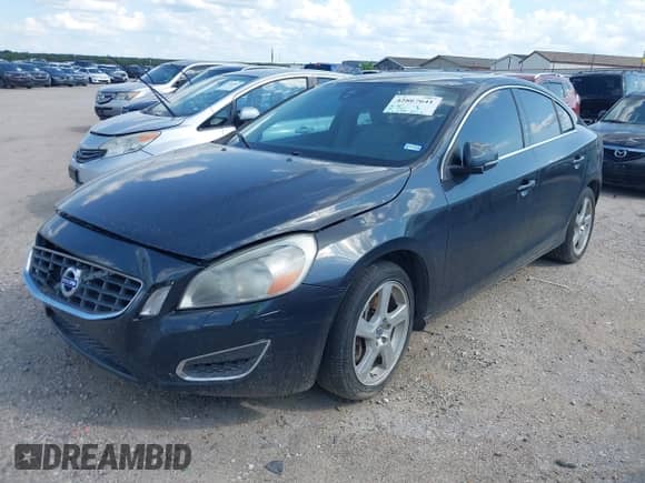 2013 Volvo S60 T5 Premier z VIN YV1612FS6D2185459, wystawiony jako IAAI lot #43140809 z przebiegiem 167 059 mil mil oraz . Historia ofert i sprzedaży dostępna na DreamBid. Obrazek 2.
