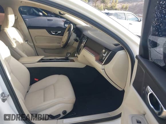 2020 Volvo S60 Momentum with VIN 7JR102FK9LG063958, listed as a IAAI auction lot 43455374 with 102,875 mi miles and . Bid and sale history available at DreamBid. Image 5.