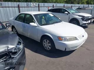 1998 Toyota Camry LE z VIN 4T1BG28K1WU340437, wystawiony jako IAAI lot #43258488 z przebiegiem 259 691 mil mil oraz . Historia ofert i sprzedaży dostępna na DreamBid. Obrazek 1.