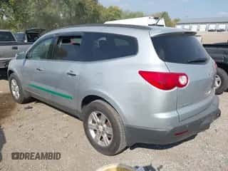 2009 Chevrolet Traverse 1LT z VIN 1GNEV23D19S135613, wystawiony jako IAAI lot #43244861 z przebiegiem 227 809 mil mil oraz . Historia ofert i sprzedaży dostępna na DreamBid. Obrazek 3.