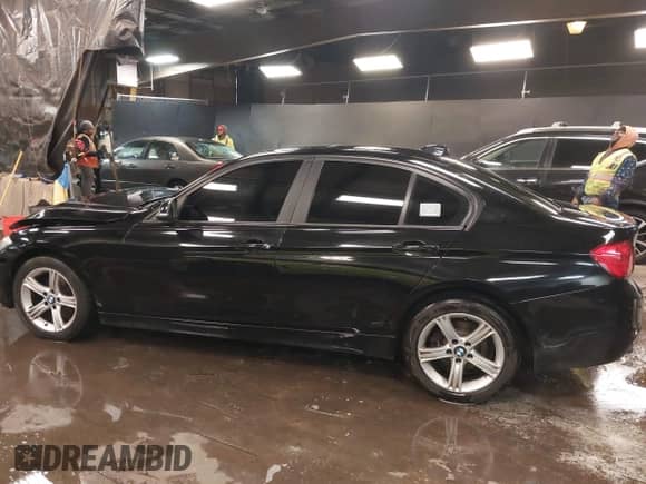 2013 BMW 3 Series 328i xDrive z VIN WBA3B3G53DNR80324, wystawiony jako IAAI lot #41490385 z przebiegiem 177 026 mil mil oraz . Historia ofert i sprzedaży dostępna na DreamBid. Obrazek 14.