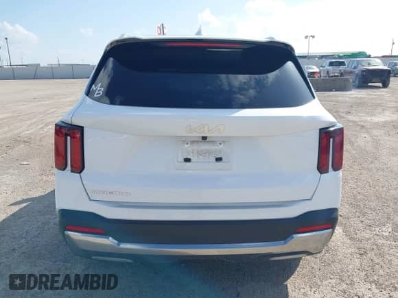 2025 Kia Sorento EX z VIN 5XYRH4JFXSG326301, wystawiony jako IAAI lot #42695332 z przebiegiem 19 187 mil mil oraz . Historia ofert i sprzedaży dostępna na DreamBid. Obrazek 16.