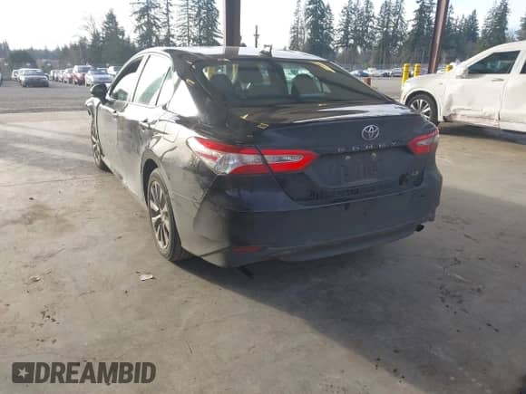2020 Toyota Camry LE z VIN 4T1C11AKXLU363530, wystawiony jako IAAI lot #41670307 z przebiegiem 86 459 mil mil oraz . Historia ofert i sprzedaży dostępna na DreamBid. Obrazek 3.