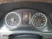 2013 Volkswagen Tiguan SE z VIN WVGAV3AX3DW612758, wystawiony jako Copart lot #53255775 z przebiegiem 121 681 mil mil oraz Czysty tytuł • Clean title. Historia ofert i sprzedaży dostępna na DreamBid. Obrazek 9.