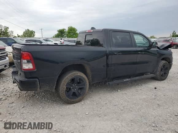 2022 Ram 1500 Big Horn z VIN 1C6SRFMT5NN162617, wystawiony jako Copart lot #58926075 z przebiegiem 60 916 mil mil oraz Szkoda całkowita • Salvage title. Historia ofert i sprzedaży dostępna na DreamBid. Obrazek 3.