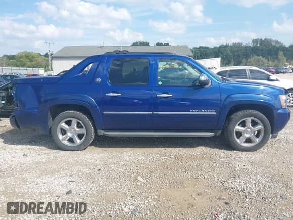 2013 Chevrolet Avalanche LTZ z VIN 3GNTKGE73DG263937, wystawiony jako IAAI lot #43152460 z przebiegiem 100 489 mil mil oraz . Historia ofert i sprzedaży dostępna na DreamBid. Obrazek 13.
