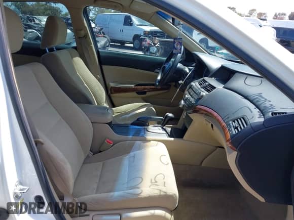 2011 Honda Accord EX z VIN 1HGCP3F76BA027233, wystawiony jako IAAI lot #42328452 z przebiegiem 70 380 mil mil oraz . Historia ofert i sprzedaży dostępna na DreamBid. Obrazek 5.