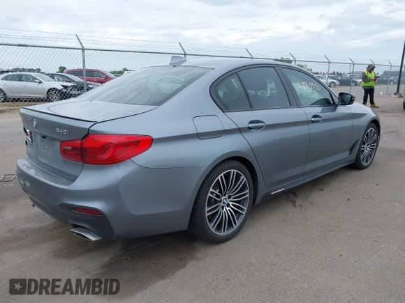 2019 BMW 5 Series 540i xDrive z VIN WBAJE7C52KWW00201, wystawiony jako IAAI lot #42275550 z przebiegiem 78 169 mil mil oraz . Historia ofert i sprzedaży dostępna na DreamBid. Obrazek 4.