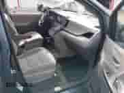 2017 Toyota Sienna L z VIN 5TDZZ3DC3HS805986, wystawiony jako IAAI lot #42509132 z przebiegiem 181 905 mil mil oraz . Historia ofert i sprzedaży dostępna na DreamBid. Obrazek 5.