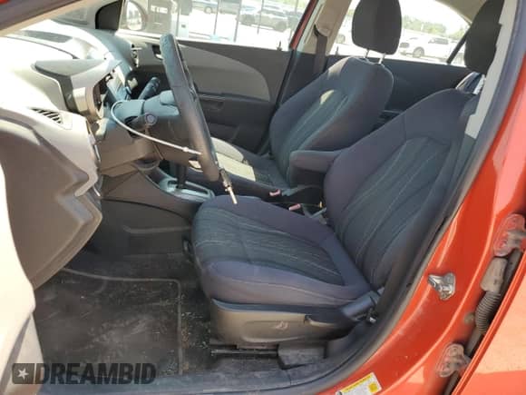 2013 Chevrolet Sonic LT z VIN 1G1JC5SH2D4102872, wystawiony jako Copart lot #67294765 z przebiegiem 161 907 mil mil oraz Szkoda całkowita • Salvage title. Historia ofert i sprzedaży dostępna na DreamBid. Obrazek 7.