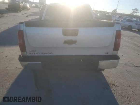 2010 Chevrolet Silverado 1500 LT with VIN 3GCRKSE38AG273099, listed as a Copart auction lot 82939803 with 220,293 mi miles and Salvage title. Bid and sale history available at DreamBid. Image 6.