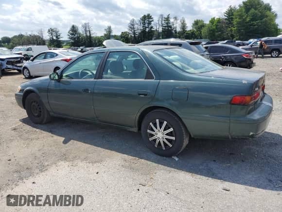 1999 Toyota Camry LE z VIN 4T1BG22K7XU443923, wystawiony jako Copart lot #61206005 z przebiegiem 265 239 mil mil oraz Czysty tytuł • Clean title. Historia ofert i sprzedaży dostępna na DreamBid. Obrazek 2.
