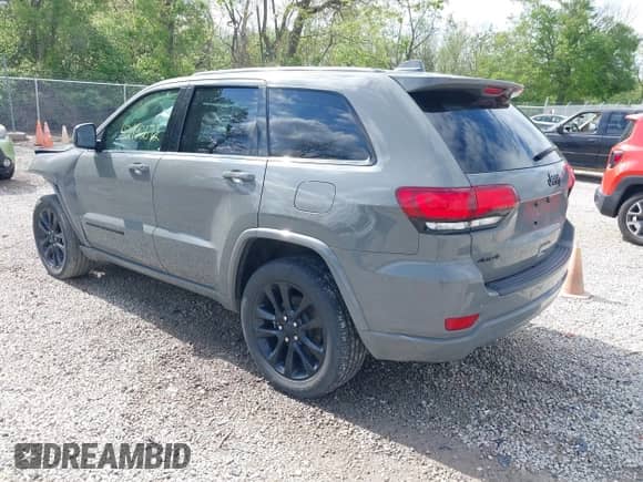 2021 Jeep Grand Cherokee Laredo E z VIN 1C4RJFAG4MC700384, wystawiony jako IAAI lot #42192672 z przebiegiem 54 525 mil mil oraz . Historia ofert i sprzedaży dostępna na DreamBid. Obrazek 3.