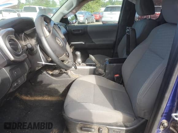 2022 Toyota Tacoma SR z VIN 3TYSZ5AN0NT091172, wystawiony jako Copart lot #56365785 z przebiegiem Nie podano mil oraz Szkoda całkowita • Salvage title. Historia ofert i sprzedaży dostępna na DreamBid. Obrazek 7.