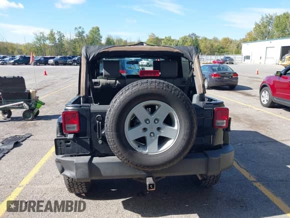 2007 Jeep Wrangler Unlimited Sahara с VIN 1J4GA59187L207002, выставлен на аукционе IAAI как лот 43455938 с пробегом 163 987 миль миль и . История ставок и продаж доступна на DreamBid. Изображение 16.