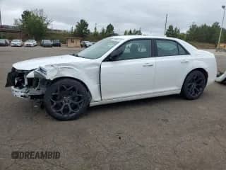 2019 Chrysler 300 Touring z VIN 2C3CCAAG2KH614184, wystawiony jako Copart lot #83998415 z przebiegiem 81 018 mil mil oraz Szkoda całkowita • Salvage title. Historia ofert i sprzedaży dostępna na DreamBid. Obrazek 1.