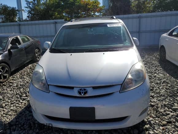 2008 Toyota Sienna XLE z VIN 5TDBK22C48S013140, wystawiony jako Copart lot #82371135 z przebiegiem 233 776 mil mil oraz Czysty tytuł • Clean title. Historia ofert i sprzedaży dostępna na DreamBid. Obrazek 5.