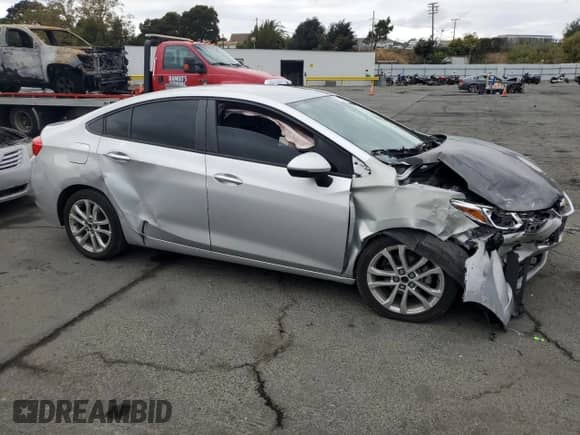 2017 Chevrolet Cruze LS z VIN 1G1BC5SM8H7124364, wystawiony jako Copart lot #81910565 z przebiegiem 75 631 mil mil oraz Szkoda całkowita • Salvage title. Historia ofert i sprzedaży dostępna na DreamBid. Obrazek 4.