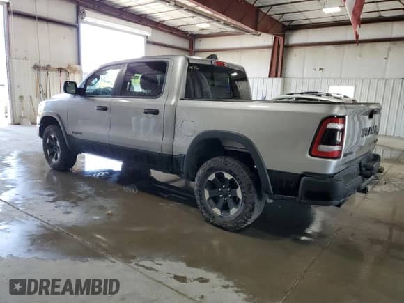 2022 Ram 1500 Rebel z VIN 1C6SRFLM6NN179582, wystawiony jako Copart lot #68950375 z przebiegiem 105 432 mil mil oraz Szkoda całkowita • Salvage title. Historia ofert i sprzedaży dostępna na DreamBid. Obrazek 2.