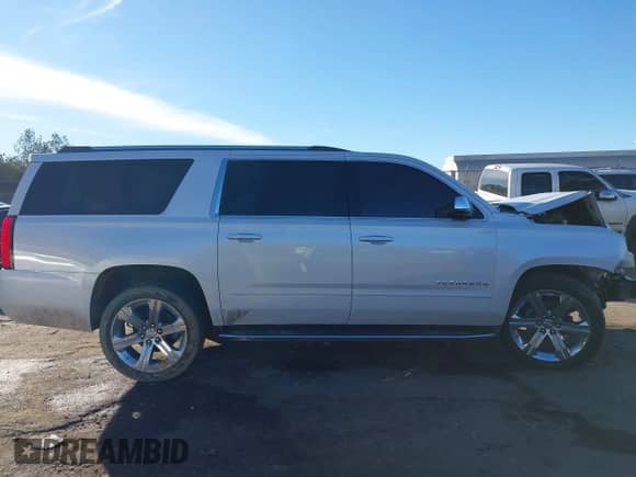 2017 Chevrolet Suburban Premier z VIN 1GNSCJKC8HR349936, wystawiony jako IAAI lot #41321102 z przebiegiem 131 594 mil mil oraz . Historia ofert i sprzedaży dostępna na DreamBid. Obrazek 14.