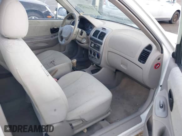 2004 Hyundai Accent GL z VIN KMHCG35C74U303431, wystawiony jako IAAI lot #41725717 z przebiegiem 211 893 mil mil oraz . Historia ofert i sprzedaży dostępna na DreamBid. Obrazek 5.