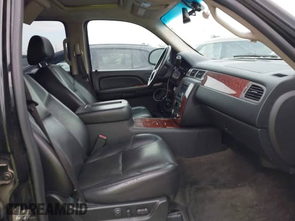 2009 Chevrolet Suburban LTZ z VIN 1GNFK36399R290858, wystawiony jako IAAI lot #42738830 z przebiegiem 214 790 mil mil oraz . Historia ofert i sprzedaży dostępna na DreamBid. Obrazek 5.