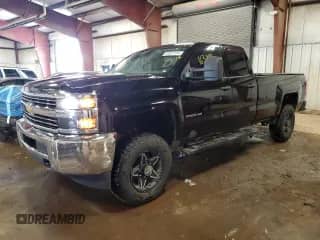 2015 Chevrolet Silverado 2500HD Work Truck z VIN 1GC2KUE80FZ117462, wystawiony jako Copart lot #69057164 z przebiegiem 163 498 mil mil oraz Czysty tytuł • Clean title. Historia ofert i sprzedaży dostępna na DreamBid. Obrazek 1.