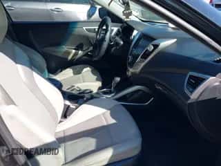 2013 Hyundai Veloster w/Black Int z VIN KMHTC6AD2DU150873, wystawiony jako IAAI lot #42234776 z przebiegiem 192 117 mil mil oraz . Historia ofert i sprzedaży dostępna na DreamBid. Obrazek 5.