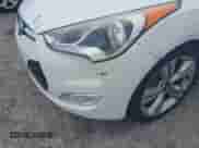 2013 Hyundai Veloster w/Black Int z VIN KMHTC6AD7DU122115, wystawiony jako IAAI lot #43194737 z przebiegiem 120 531 mil mil oraz . Historia ofert i sprzedaży dostępna na DreamBid. Obrazek 6.