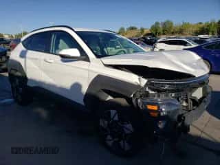 2024 Hyundai Kona SEL с VIN KM8HBCAB9RU093830, выставлен на аукционе Copart как лот 71976584 с пробегом 1 476 миль миль и Списание • Salvage title. История ставок и продаж доступна на DreamBid. Изображение 4.