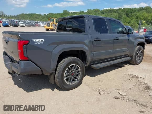 2024 Toyota Tacoma SR5 z VIN 3TMLB5JN2RM054571, wystawiony jako IAAI lot #42572496 z przebiegiem 7 157 mil mil oraz . Historia ofert i sprzedaży dostępna na DreamBid. Obrazek 4.