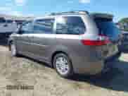 2015 Toyota Sienna XLE z VIN 5TDYK3DCXFS655064, wystawiony jako IAAI lot #43445181 z przebiegiem 235 268 mil mil oraz . Historia ofert i sprzedaży dostępna na DreamBid. Obrazek 3.