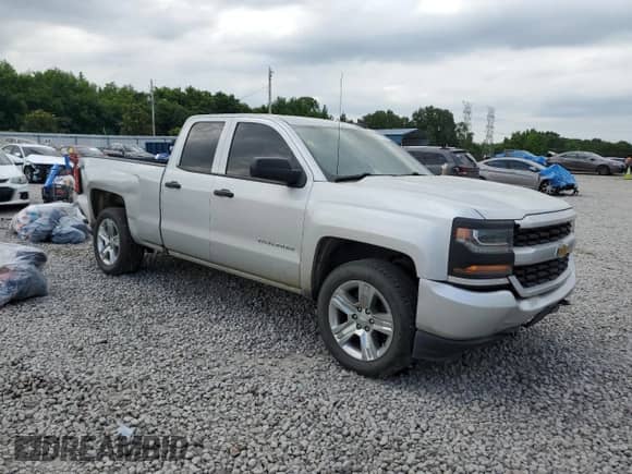 2018 Chevrolet Silverado 1500 Custom z VIN 1GCRCPEH5JZ103336, wystawiony jako Copart lot #59181545 z przebiegiem 150 385 mil mil oraz Szkoda całkowita • Salvage title. Historia ofert i sprzedaży dostępna na DreamBid. Obrazek 4.