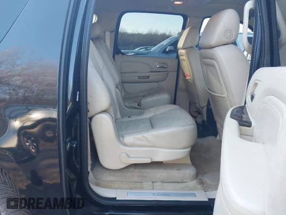 2008 Cadillac Escalade ESV с VIN 1GYFC66898R184664, выставлен на аукционе IAAI как лот 41363682 с пробегом 260 289 миль миль и . История ставок и продаж доступна на DreamBid. Изображение 8.