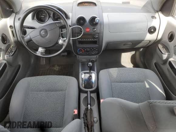 2004 Chevrolet Aveo LS z VIN KL1TJ52674B199557, wystawiony jako Copart lot #66144495 z przebiegiem Nie podano mil oraz Szkoda całkowita • Salvage title. Historia ofert i sprzedaży dostępna na DreamBid. Obrazek 8.