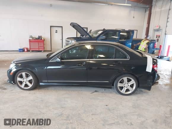 2011 Mercedes-Benz C 300 Sport z VIN WDDGF8BB8BF531723, wystawiony jako IAAI lot #42970166 z przebiegiem 137 077 mil mil oraz . Historia ofert i sprzedaży dostępna na DreamBid. Obrazek 14.