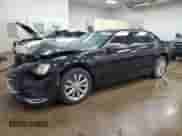 2018 Chrysler 300 Limited z VIN 2C3CCAKGXJH137775, wystawiony jako Copart lot #62379205 z przebiegiem Nie podano mil oraz Czysty tytuł • Clean title. Historia ofert i sprzedaży dostępna na DreamBid. Obrazek 1.