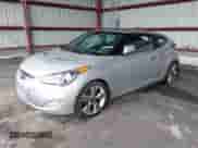 2013 Hyundai Veloster w/Gray Int z VIN KMHTC6AD0DU095730, wystawiony jako IAAI lot #42423809 z przebiegiem 168 576 mil mil oraz . Historia ofert i sprzedaży dostępna na DreamBid. Obrazek 2.