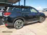 2024 Subaru Forester Touring z VIN JF2SKAMC2RH402213, wystawiony jako Copart lot #71688295 z przebiegiem 27 680 mil mil oraz Szkoda całkowita • Salvage title. Historia ofert i sprzedaży dostępna na DreamBid. Obrazek 3.
