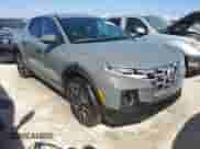 2024 Hyundai Santa Cruz SEL z VIN 5NTJBDAE9RH101121, wystawiony jako Copart lot #77306254 z przebiegiem Nie podano mil oraz Nie do naprawy • Non repairable. Historia ofert i sprzedaży dostępna na DreamBid. Obrazek 4.