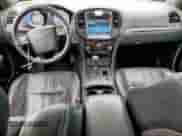 2013 Chrysler 300 S z VIN 2C3CCABT4DH735975, wystawiony jako Copart lot #67370795 z przebiegiem 156 440 mil mil oraz Czysty tytuł • Clean title. Historia ofert i sprzedaży dostępna na DreamBid. Obrazek 8.