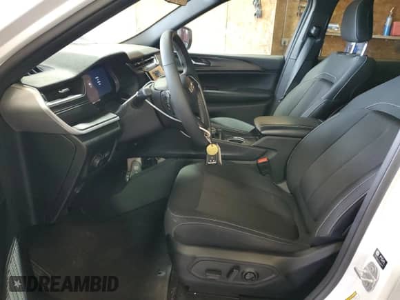 2025 Jeep Grand Cherokee Laredo z VIN 1C4RJHAG3SC276415, wystawiony jako Copart lot #85480155 z przebiegiem Nie podano mil oraz Szkoda całkowita • Salvage title. Historia ofert i sprzedaży dostępna na DreamBid. Obrazek 7.