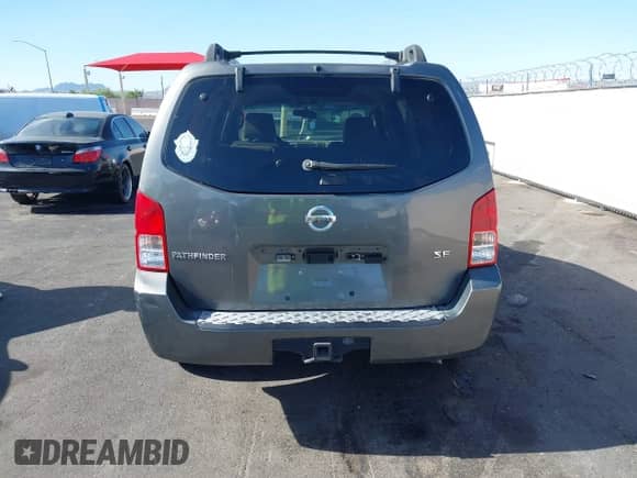 2005 Nissan Pathfinder LE z VIN 5N1AR18U55C775385, wystawiony jako IAAI lot #42796549 z przebiegiem 192 939 mil mil oraz . Historia ofert i sprzedaży dostępna na DreamBid. Obrazek 14.